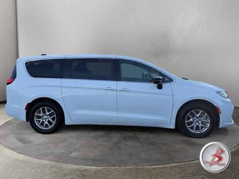 Used 2025 Chrysler Pacifica Select FWD image 8