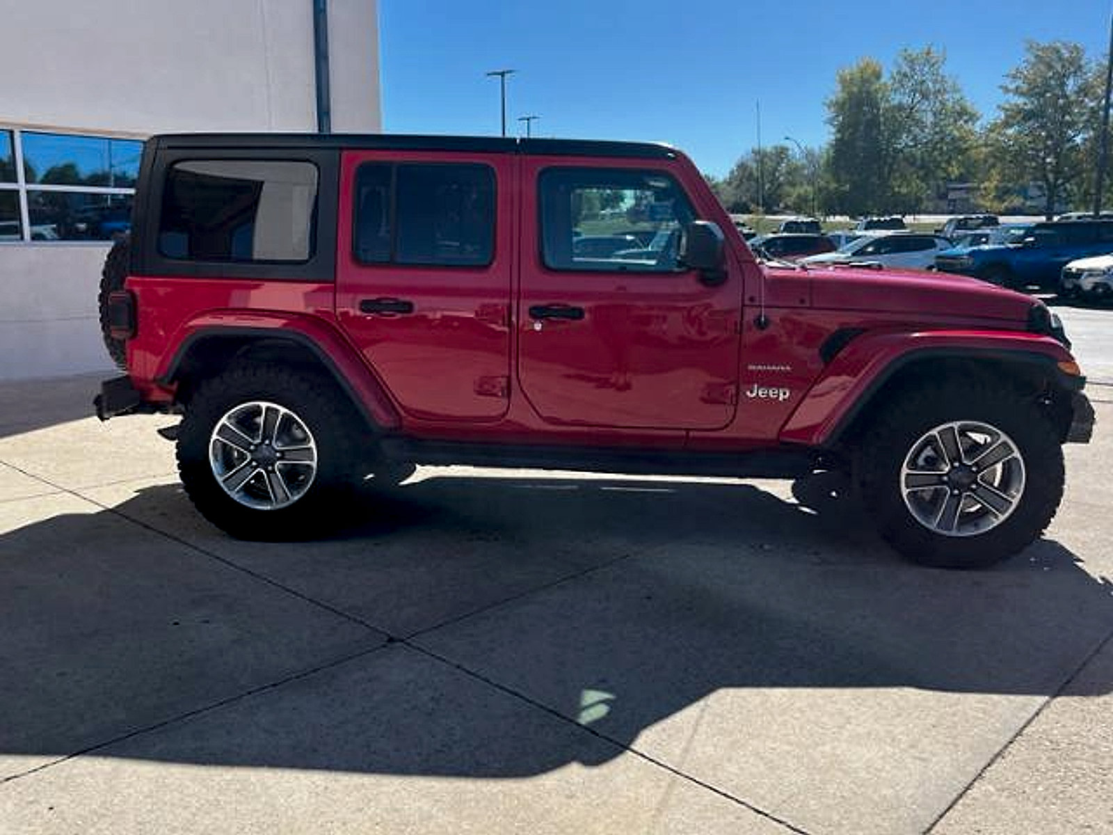 Used 2022 Jeep Wrangler Unlimited Sahara w/ Safety Group AWD/4WD image 4