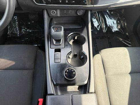 Used 2023 Nissan Rogue S AWD/4WD image 30