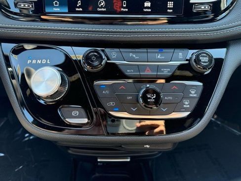 New 2026 Chrysler Pacifica Select image 14