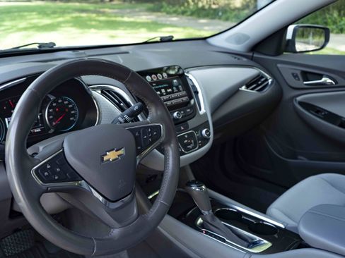 Used 2017 Chevrolet Malibu LT FWD image 16
