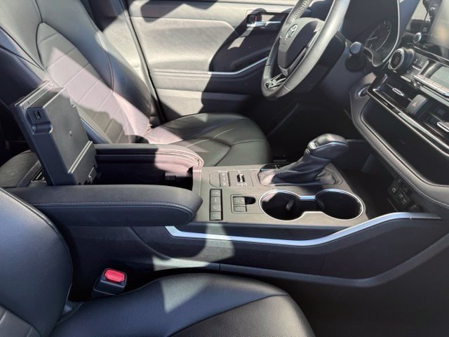 Used 2020 Toyota Highlander XLE AWD/4WD image 19