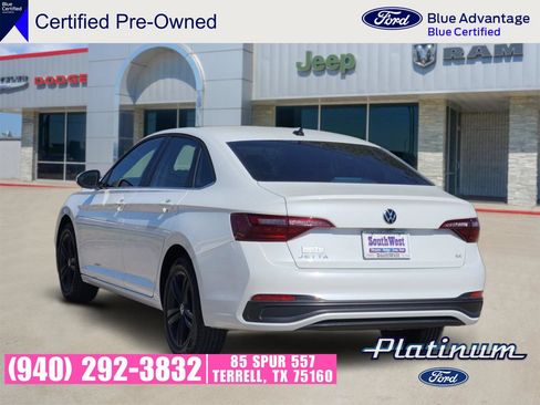 Used 2024 Volkswagen Jetta SE w/ Panoramic Sunroof Package FWD image 4