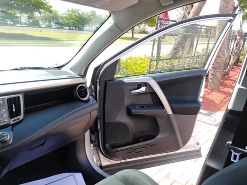 Used 2014 Toyota RAV4 XLE AWD/4WD image 28