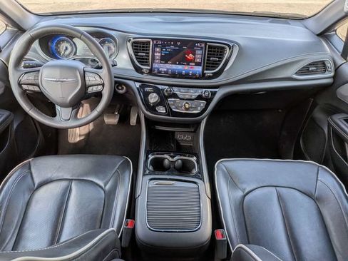 Used 2025 Chrysler Pacifica Limited FWD image 16