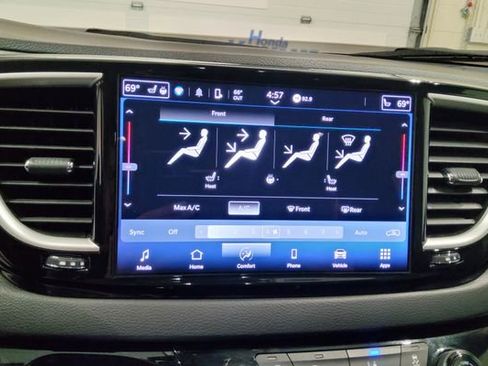 Used 2024 Chrysler Pacifica Touring-L FWD image 31