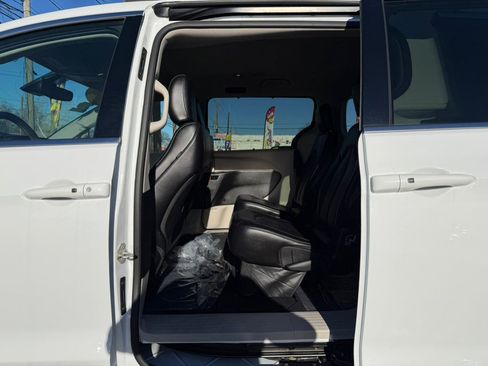 Used 2023 Chrysler Pacifica Touring-L image 17