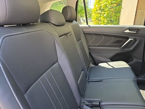 Used 2023 Volkswagen Tiguan SE w/ Panoramic Sunroof Package image 9