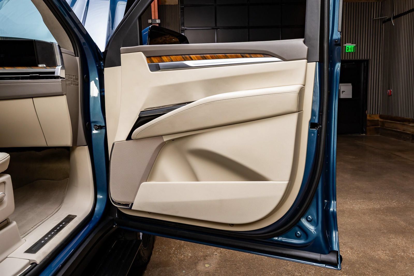 Used 2025 Cadillac Escalade Sport Platinum AWD/4WD image 40