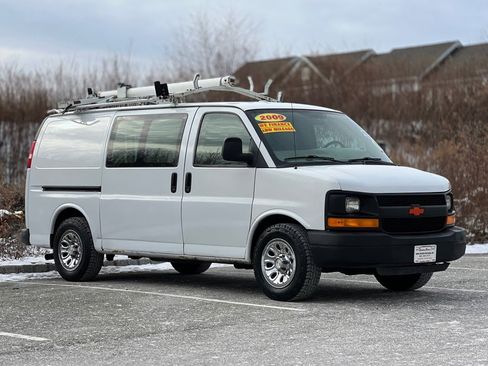 Used 2009 Chevrolet Express 1500 RWD 1500 135 image 2