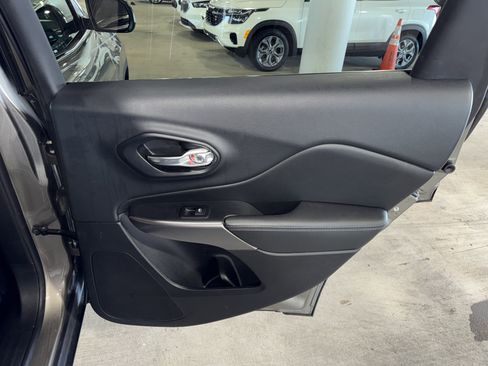 Used 2019 Jeep Cherokee Latitude Plus image 11