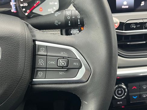 Used 2023 Jeep Compass Limited image 27