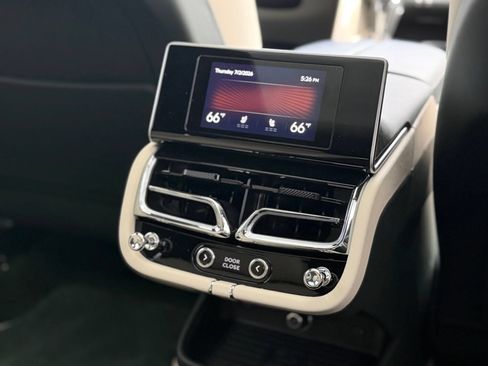 Certified 2024 Bentley Bentayga Extended Wheelbase AWD/4WD image 32