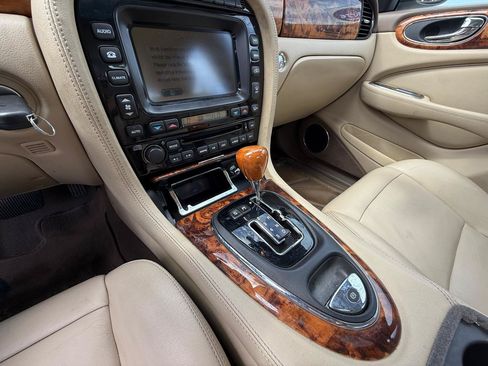 Used 2005 Jaguar XJ8 RWD image 17