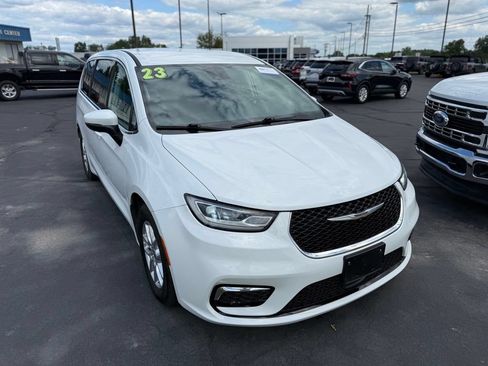 Used 2023 Chrysler Pacifica Touring-L FWD image 3