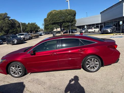 Used 2021 Toyota Avalon XLE FWD image 2