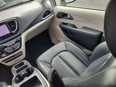 Used 2023 Chrysler Pacifica Touring-L image 4
