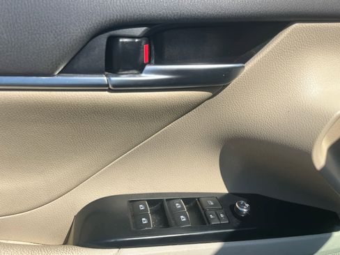 Used 2019 Toyota Camry XLE image 4