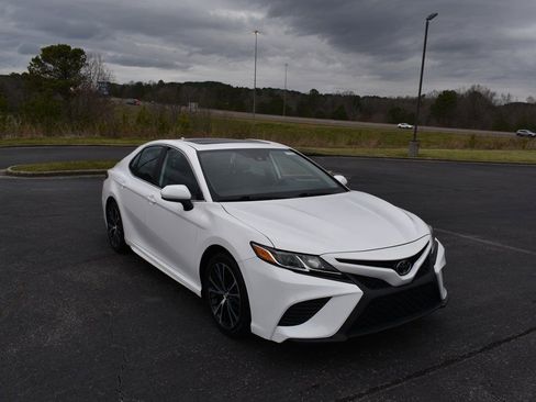 Used 2019 Toyota Camry SE image 1
