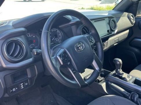 Used 2018 Toyota Tacoma TRD Off-Road w/ Technology Package image 13