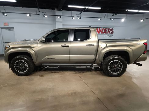 Used 2025 Toyota Tacoma TRD Sport AWD/4WD image 4