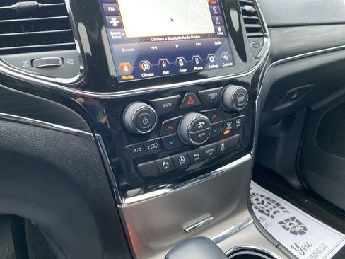 Used 2022 Jeep Grand Cherokee Limited image 29