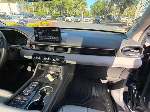 Used 2025 Honda Pilot Touring image 17