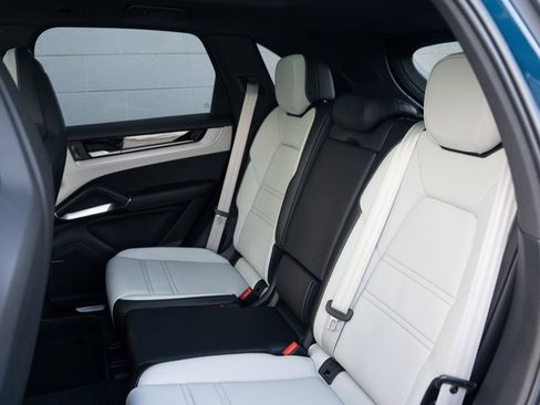 Used 2025 Porsche Cayenne S image 18