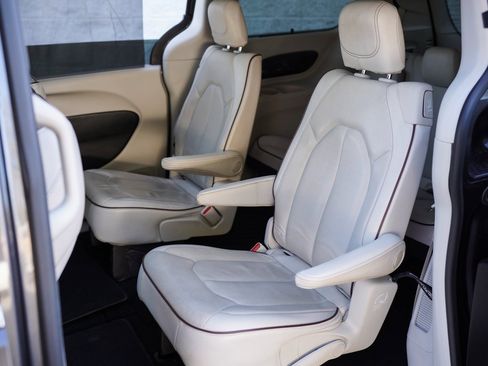 Used 2020 Chrysler Pacifica Limited image 23