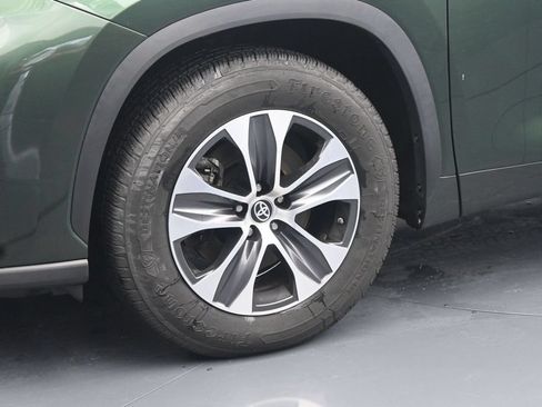 Used 2024 Toyota Highlander XLE FWD image 12