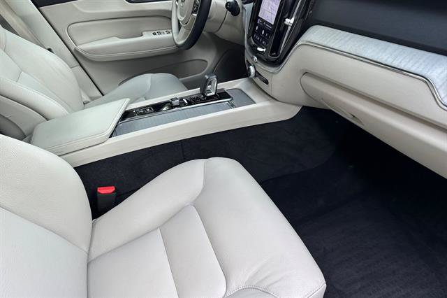 Certified 2024 Volvo XC60 T8 Plus w/ Protection Package Premier AWD/4WD image 17