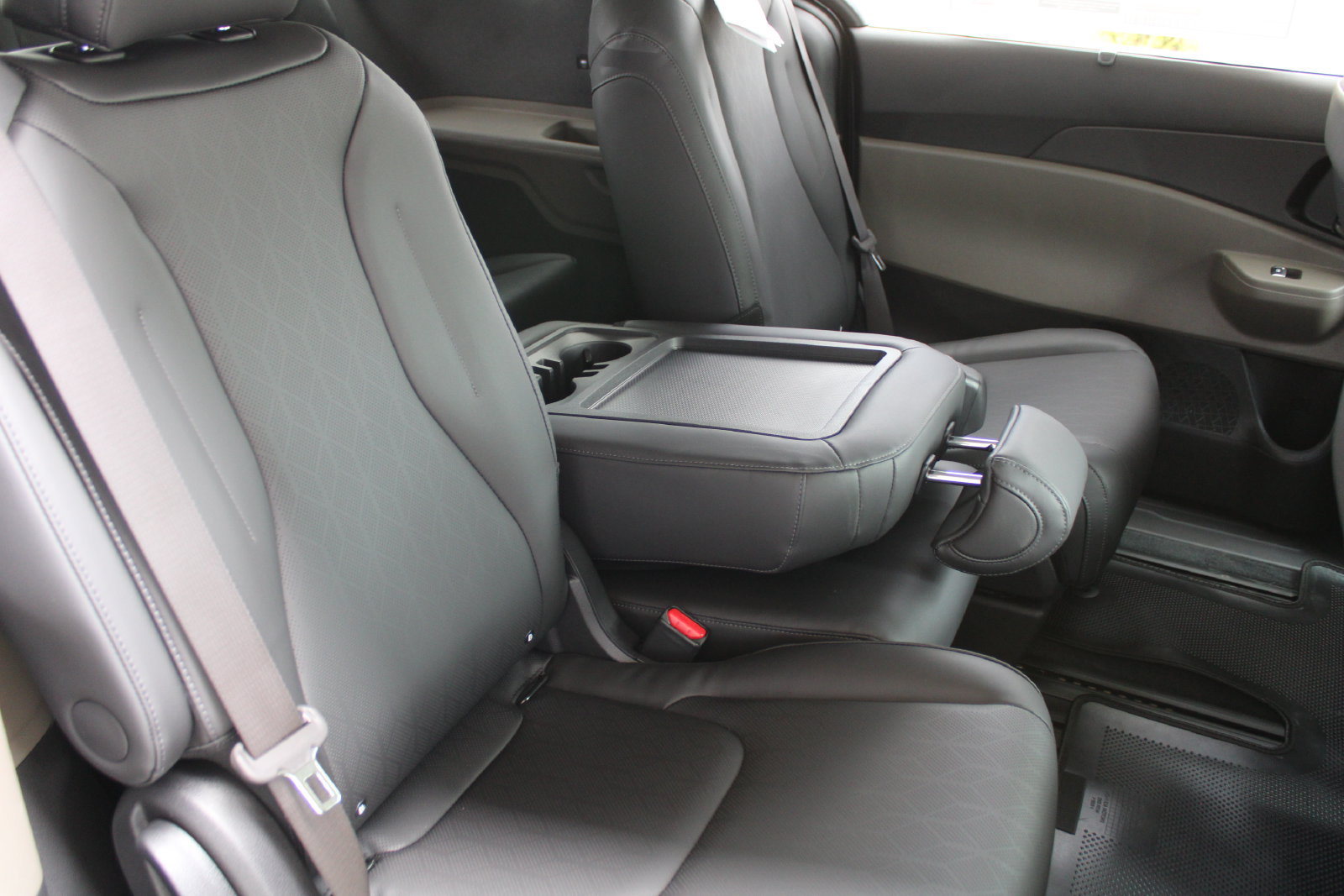 New 2026 Kia Carnival EX FWD image 18