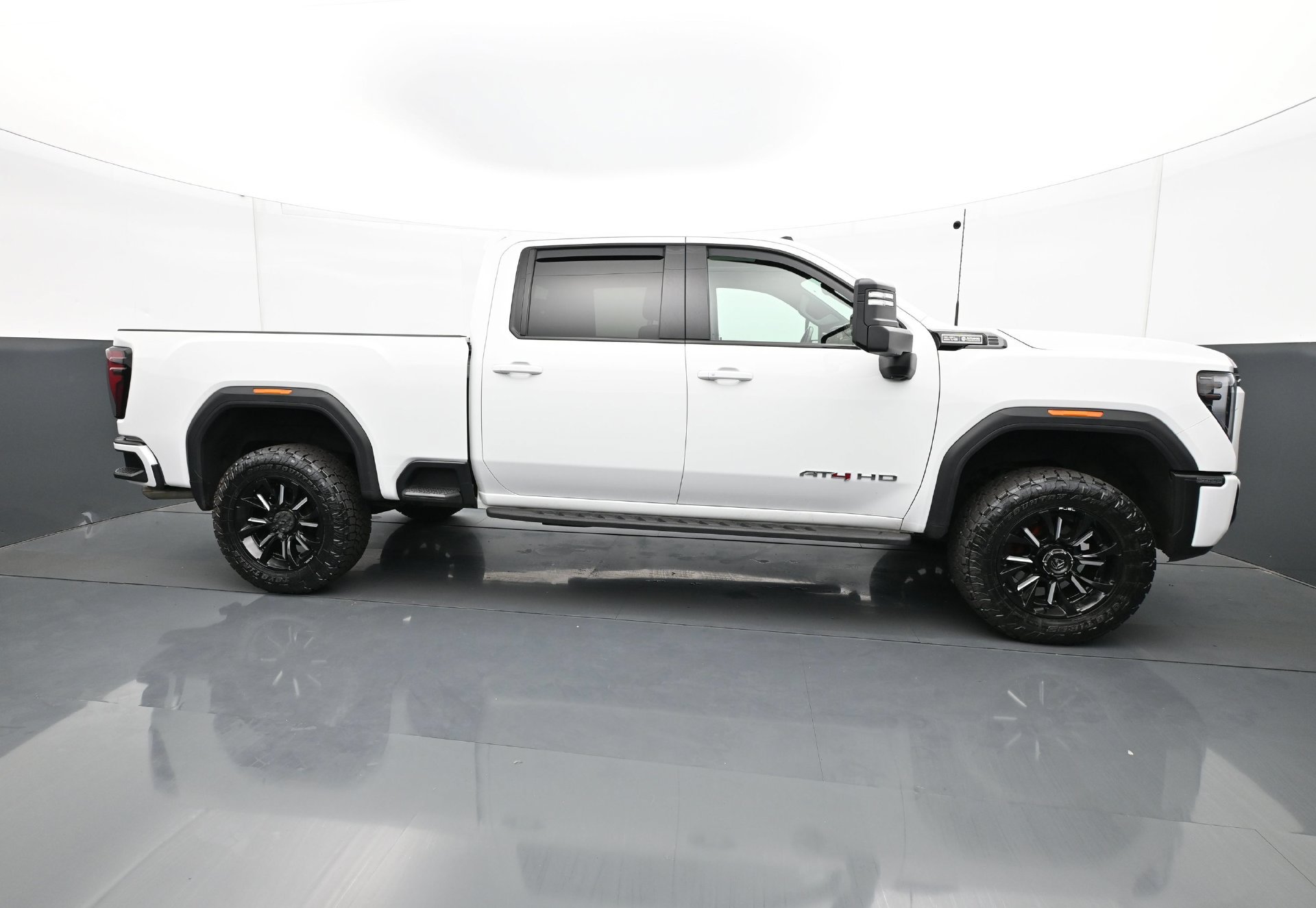 Used 2024 GMC Sierra 2500 AT4 w/ AT4 Premium Plus Package AWD/4WD image 8