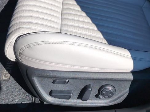 Used 2025 Genesis G70 3.3T Advanced image 14