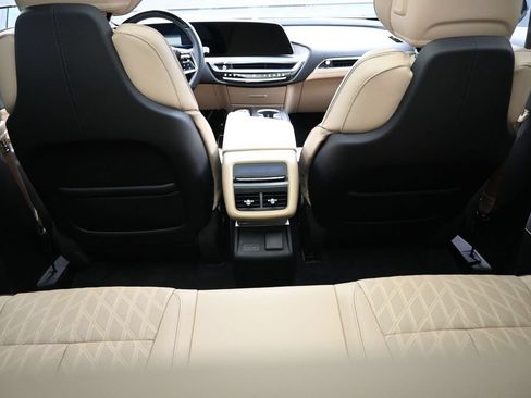 Used 2026 Cadillac Lyriq Signature Luxury AWD/4WD image 27