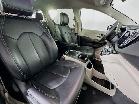 Used 2024 Chrysler Pacifica Touring-L image 32
