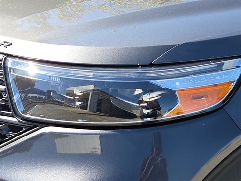 Used 2022 Ford Explorer XLT w/ Equipment Group 202A image 4