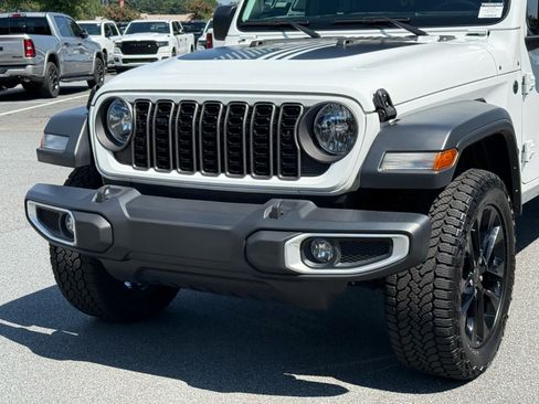Used 2024 Jeep Gladiator Sport AWD/4WD image 9