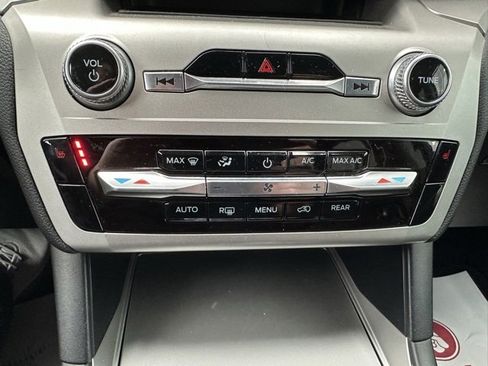 Used 2021 Ford Explorer XLT image 32