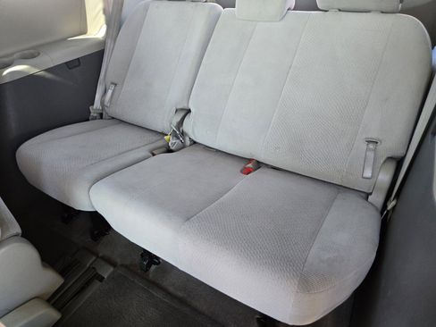 Used 2012 Toyota Sienna LE w/ Preferred Pkg image 10