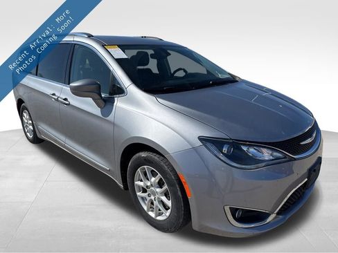 Used 2020 Chrysler Pacifica Touring-L FWD image 1