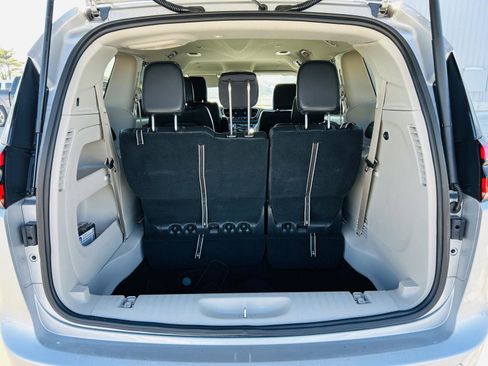 Used 2024 Chrysler Pacifica Touring-L image 28