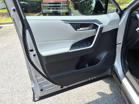 Used 2019 Toyota RAV4 XLE Premium FWD image 21