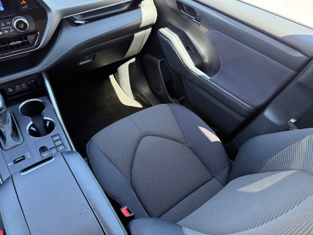 Used 2024 Toyota Highlander LE FWD image 24