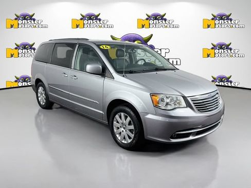 Used 2016 Chrysler Town & Country Touring FWD image 3