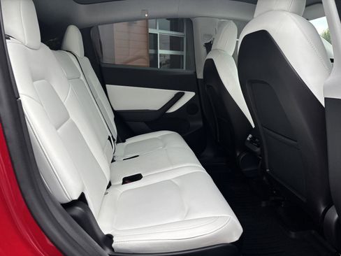 Used 2021 Tesla Model Y Long Range AWD/4WD image 18