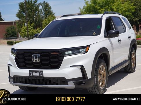 Used 2024 Honda Pilot TrailSport image 1