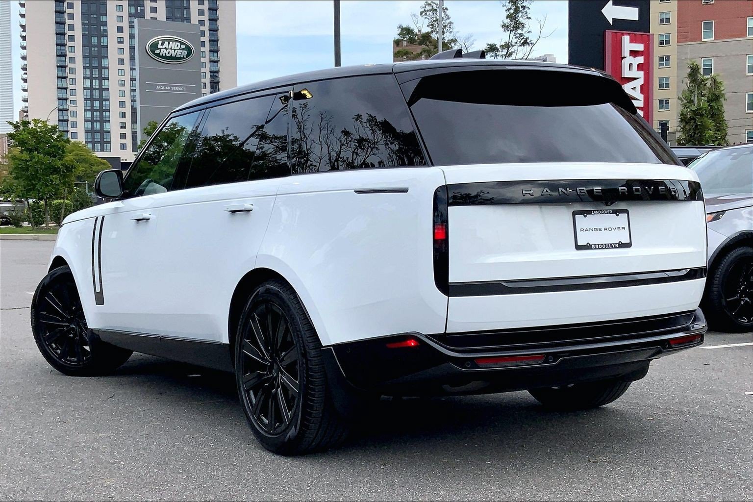 Certified 2026 Land Rover Range Rover Long Wheelbase SE AWD/4WD image 11