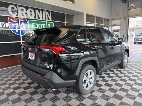 Used 2022 Toyota RAV4 LE AWD/4WD image 6