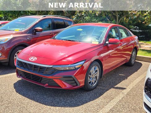 Used 2024 Hyundai Elantra SEL FWD image 1